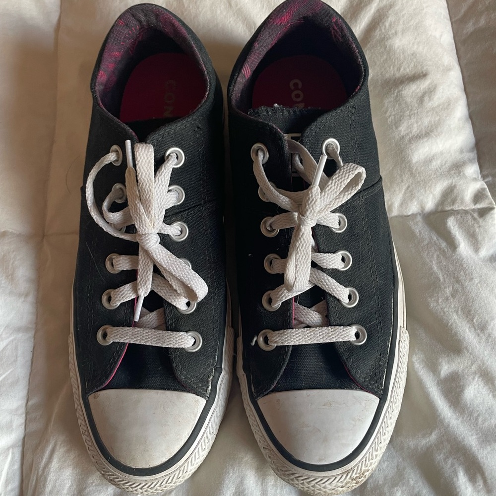 converse sneakers worn a few times, still in good condition